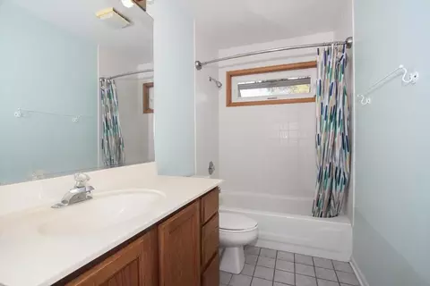 Bath - 2 Acorn Ln, Oakwood Hills, IL 60013 photo 3 of 4