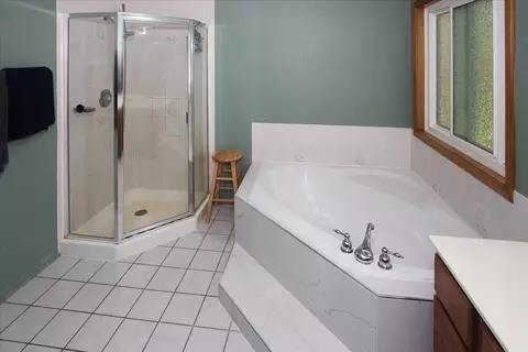 Bath - 2 Acorn Ln, Oakwood Hills, IL 60013 photo 2 of 4