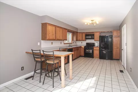 Kitchen - 2 Acorn Ln, Oakwood Hills, IL 60013 photo 2 of 3