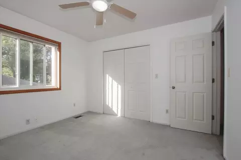 Bedroom - 2 Acorn Ln, Oakwood Hills, IL 60013 photo 4 of 4