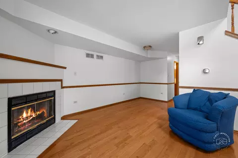 Living - 3489 Willowview Ct, Aurora, IL 60504 photo 3 of 4