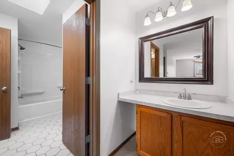 Bath - 3489 Willowview Ct, Aurora, IL 60504 photo 2 of 3