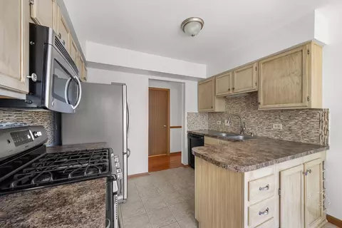 Kitchen - 3489 Willowview Ct, Aurora, IL 60504 photo 2 of 3