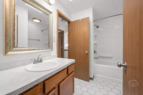 Bath - 3489 Willowview Ct, Aurora, IL 60504 photo 3 of 3