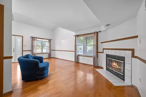 Living - 3489 Willowview Ct, Aurora, IL 60504 photo 2 of 4