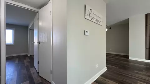 Entry Way - 5408 Chateau Dr #5, Rolling Meadows, IL 60008 photo 2 of 2