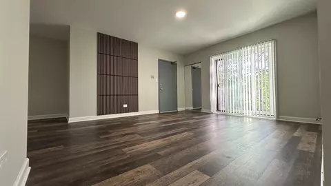 Living - 5408 Chateau Dr #5, Rolling Meadows, IL 60008 photo 4 of 5