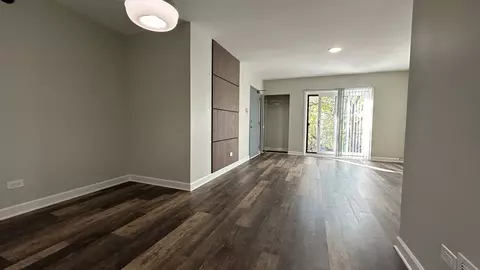 Living - 5408 Chateau Dr #5, Rolling Meadows, IL 60008 photo 5 of 5