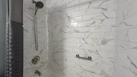 Bath - 5408 Chateau Dr #5, Rolling Meadows, IL 60008 photo 3 of 4