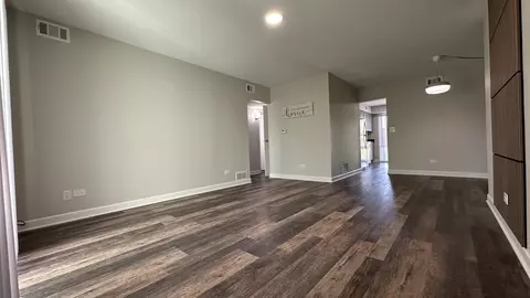 Living - 5408 Chateau Dr #5, Rolling Meadows, IL 60008 photo 1 of 5