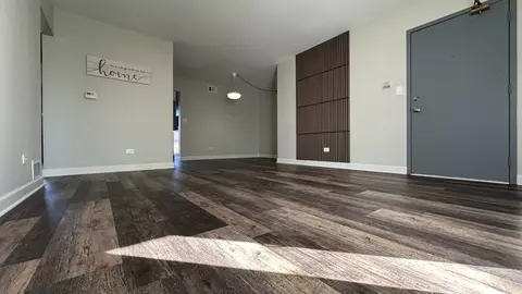 Living - 5408 Chateau Dr #5, Rolling Meadows, IL 60008 photo 3 of 5
