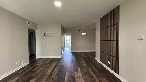 Living - 5408 Chateau Dr #5, Rolling Meadows, IL 60008 photo 2 of 5