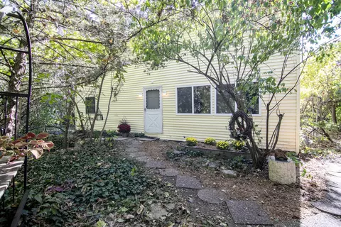 5606 E Boy Scout Rd, Saint Anne, IL 60964