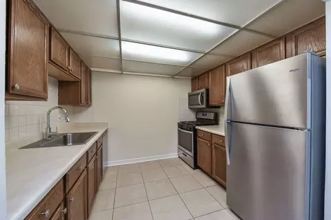Kitchen - 238 E Bailey Rd #G, Naperville, IL 60565 photo 2 of 2