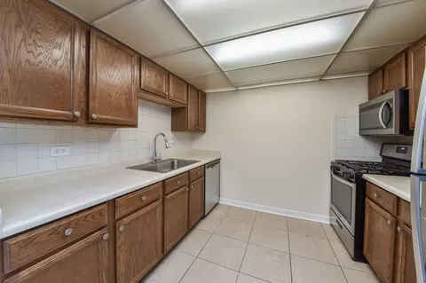 Kitchen - 238 E Bailey Rd #G, Naperville, IL 60565 photo 1 of 2