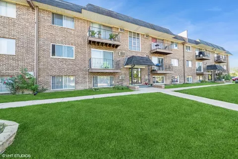 215 S Hale St #4B, Addison, IL 60101