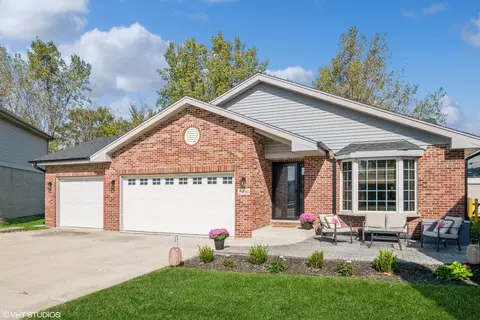 5400 Foxwoods Dr, Oak Lawn, IL 60453