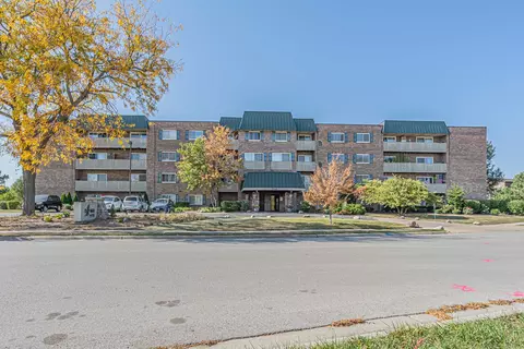 700 Perrie Dr #113, Elk Grove Village, IL 60007