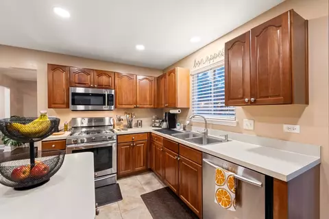 327 Berkeley Dr, Bolingbrook, IL 60440 photo 18