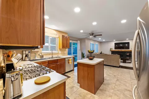 327 Berkeley Dr, Bolingbrook, IL 60440 photo 14