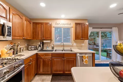 327 Berkeley Dr, Bolingbrook, IL 60440 photo 15
