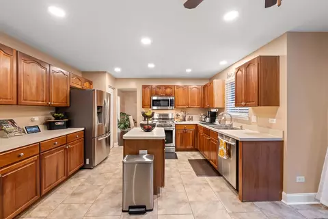 327 Berkeley Dr, Bolingbrook, IL 60440 photo 16