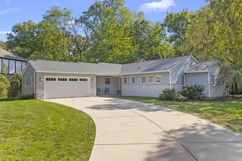185 Green Leaf Dr, Oak Brook, IL 60523