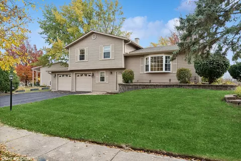 945 Patriot Ln, Hoffman Estates, IL 60192