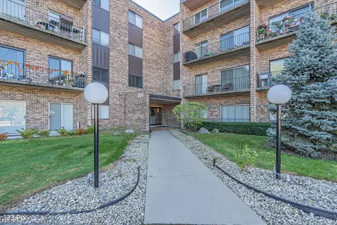 701 W Huntington Commons Rd #405, Mount Prospect, IL 60056