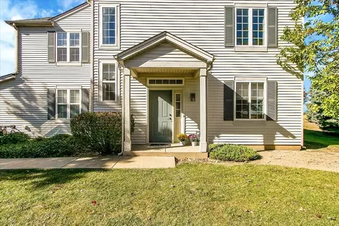 1051 Clover Dr, Minooka, IL 60447 photo 2
