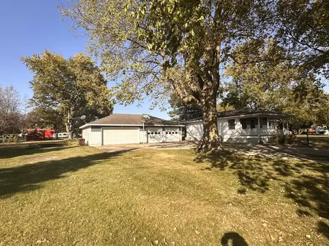 Exterior - 209 E Newton St, Mansfield, IL 61854 photo 8 of 11