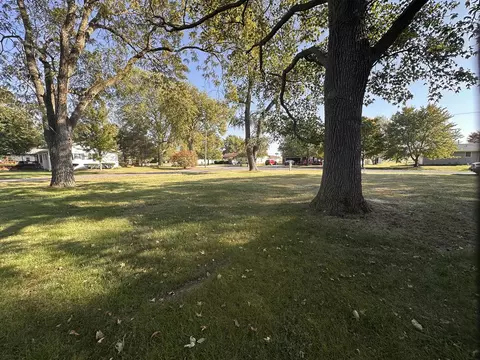 Exterior - 209 E Newton St, Mansfield, IL 61854 photo 6 of 11