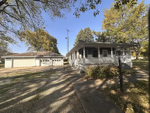 Exterior - 209 E Newton St, Mansfield, IL 61854 photo 3 of 11