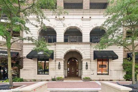 151 W Wing St #901, Arlington Heights, IL 60005