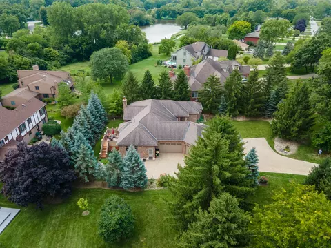 475 Circle Ave, Willowbrook, IL 60527