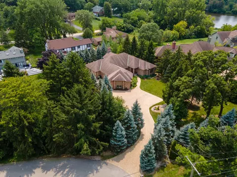475 Circle Ave, Willowbrook, IL 60527 photo 3