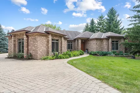 475 Circle Ave, Willowbrook, IL 60527 photo 2