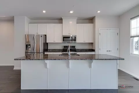 83 Nicholas Dr E, Des Plaines, IL 60016 photo 9