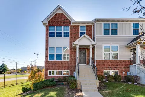 83 Nicholas Dr E, Des Plaines, IL 60016 photo 2