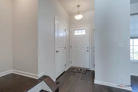 83 Nicholas Dr E, Des Plaines, IL 60016 photo 3