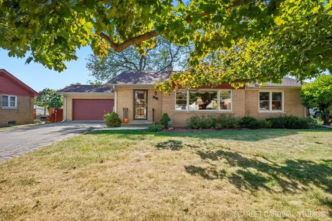 51 W Granville Ave, Roselle, IL 60172