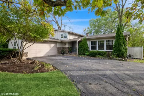 1 Yorkshire Dr, Lincolnshire, IL 60069