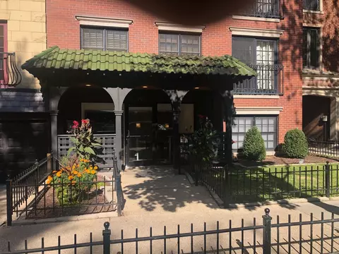 512 W Barry Ave #201, Chicago, IL 60657