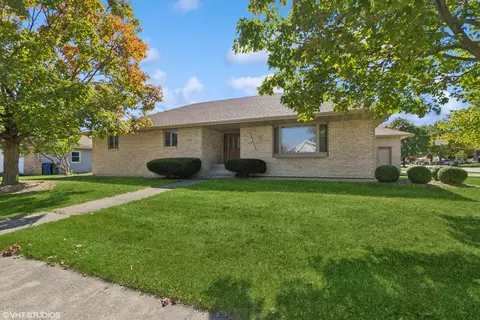 202 Deerhaven Dr, Minooka, IL 60447