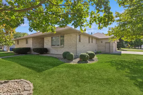 202 Deerhaven Dr, Minooka, IL 60447 photo 2
