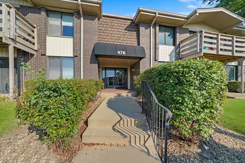 476 Raintree Ct #1B, Glen Ellyn, IL 60137