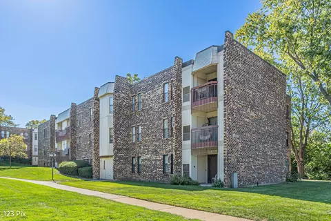 2210 Country Club Dr #21, Woodridge, IL 60517
