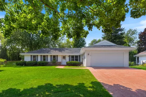 633 Ridgewood Ln, Libertyville, IL 60048