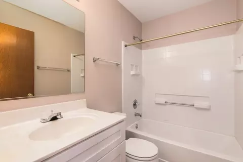Bath - 10827 Cape Cod Ln, Huntley, IL 60142 photo 2 of 4