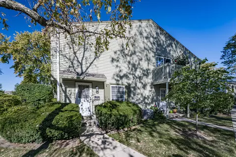 1665 Williamsburg Ct #B, Wheaton, IL 60189